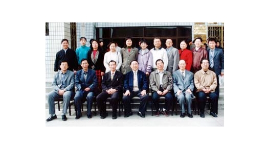 中國民主同盟內(nèi)大職業(yè)技術(shù)學院支部與校領導合影